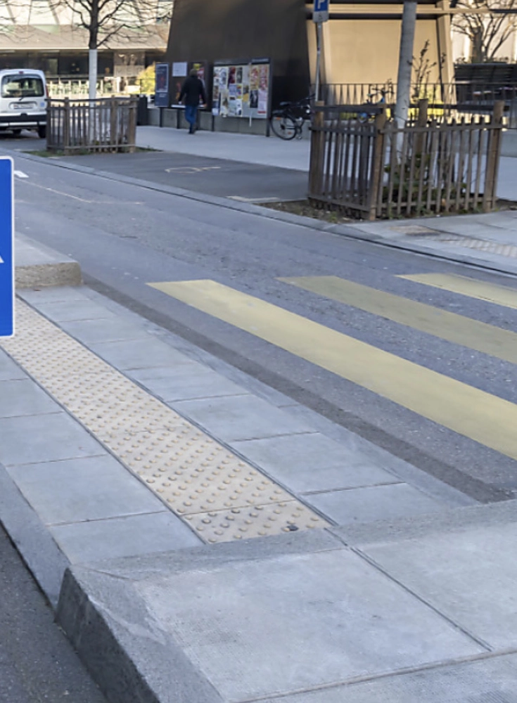 Image média: Proposition d’aménagement urbain : Systématisation des bandes podotactiles de guidage aux passages piétons