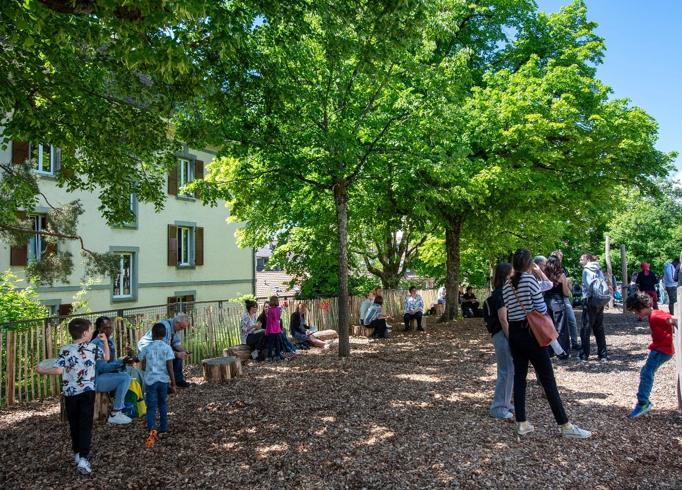 Image média: Cour d&#39;école du collège de Bellevaux