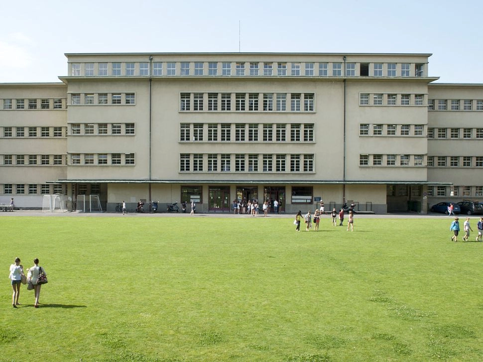 Image média: Cour d'école du collège de Béthusy