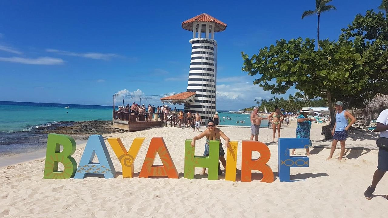 Image média: Lettres "Lausanne-Ouchy" au bord du lac